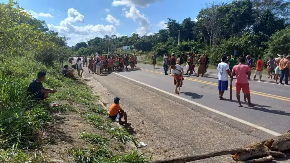 Grupo indígena protesta em rodovia para reivindicar soltura de cacique
