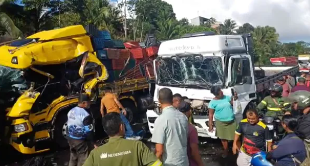 Engavetamento entre tr&ecirc;s caminh&otilde;es interdita trecho da BR-324.| Foto: PRF