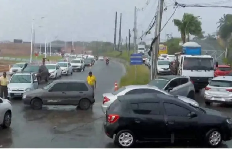 Obras de complexo viário alteram trânsito no viaduto de Águas Claras, em Salvador