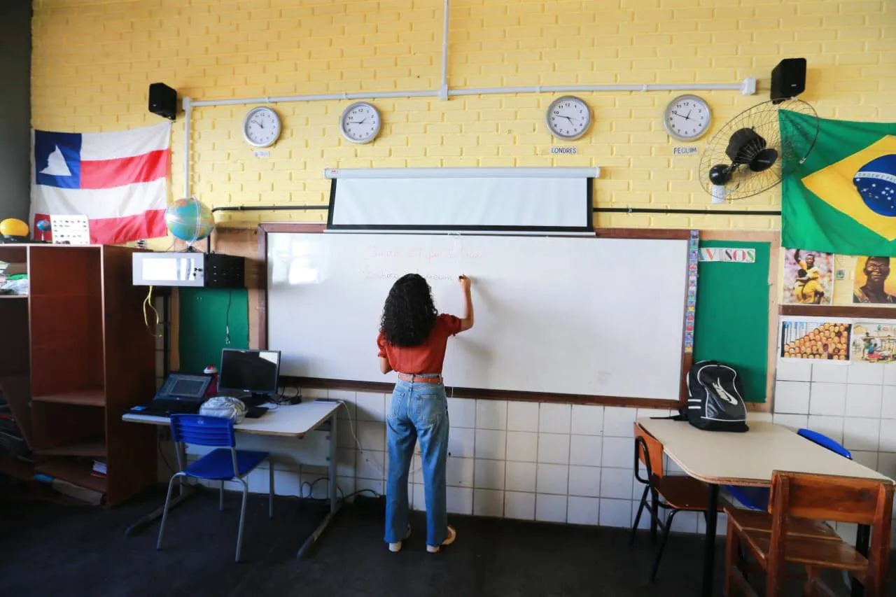 AL-BA aprova projeto que reestrutura salários dos servidores das carreiras de professor e coordenador pedagógico