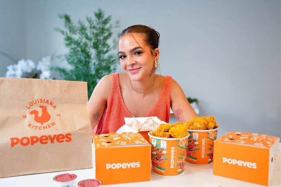 Rede de fast-food vai distribuir frango frito para pessoas baixinhas entre sexta e sábado