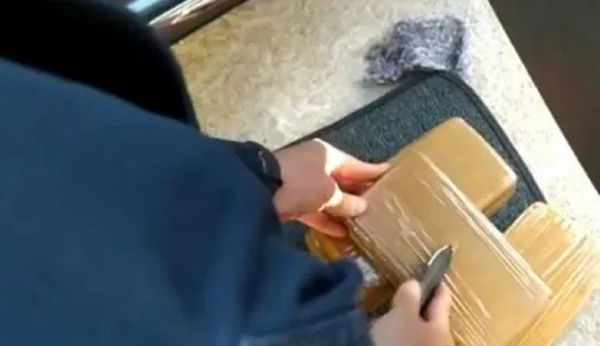 PRF apreende 130 kg de cocaína escondidos em assoalho de carro na BR-122; homem de 44 anos é preso por tráfico
