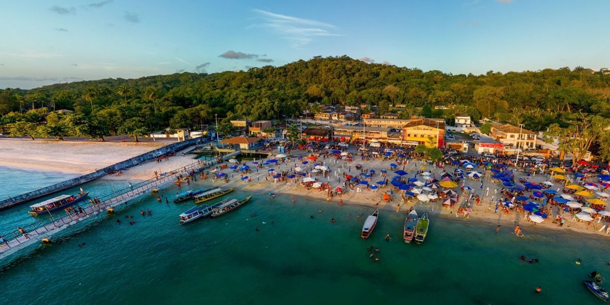 Praia de S&atilde;o Tom&eacute; de Paripe, em Salvador, alvo de investiga&ccedil;&atilde;o do MPF ap&oacute;s identifica&ccedil;&atilde;o de res&iacute;duos poluentes e poss&iacute;vel impacto ambiental em comunidades tradicionais 