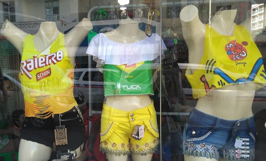 CUSTOMIZAÇÃO: Foliões “reformam” abadás para se destacarem na avenida; Veja