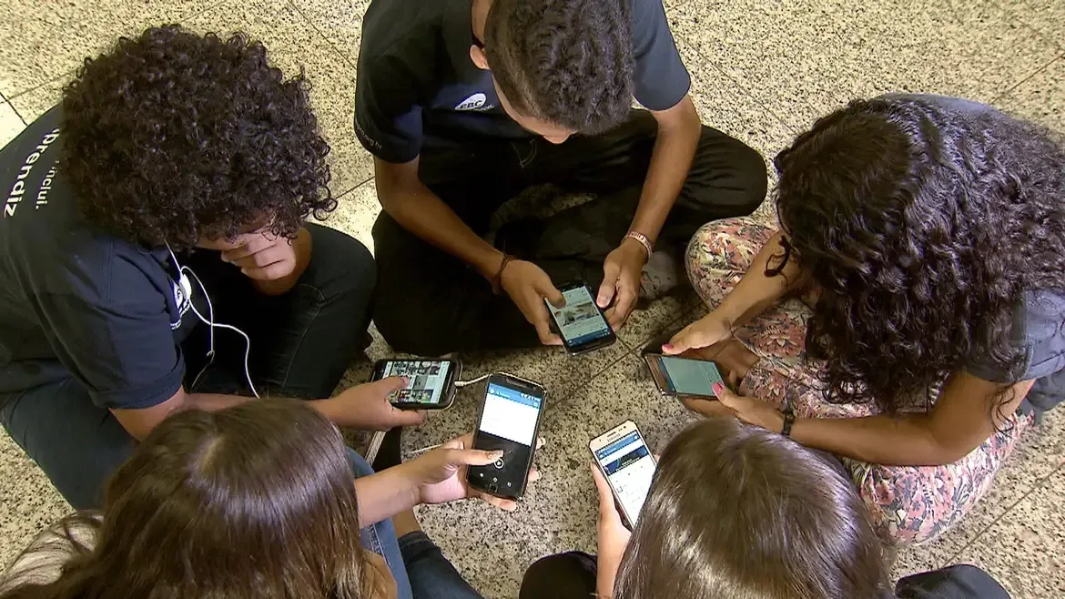 Bruno Reis sanciona proibição de celulares em salas de aula em Salvador