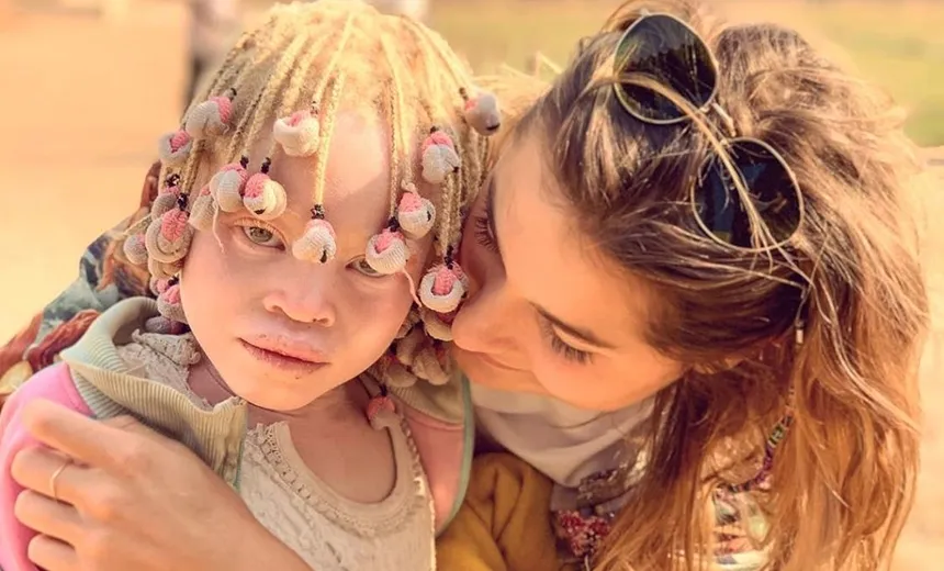 Sasha dá aulas de moda africana para meninas angolanas; "muita gratidão"