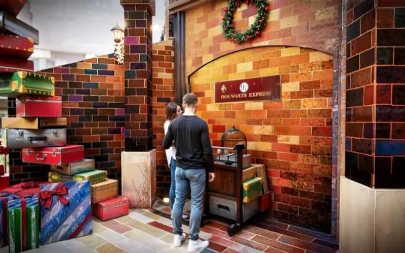 O projeto vencedor do Shopping Paralela apostou em cen&aacute;rios instagram&aacute;veis e experi&ecirc;ncias imersivas, tend&ecirc;ncia que tem conquistado espa&ccedil;o nas decora&ccedil;&otilde;es natalinas/Foto: Divulga&ccedil;&atilde;o/Shopping Paralela