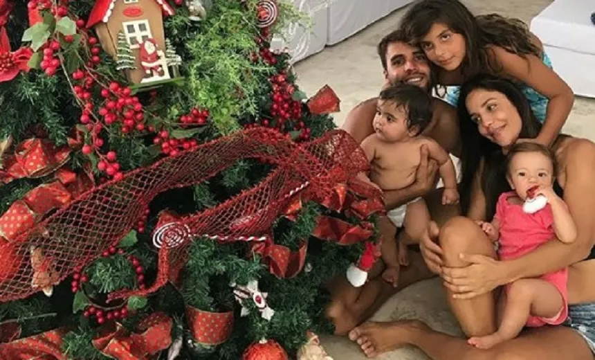 Ivete Sangalo publica foto ao lado da família no natal e se declara: “Presentes da vida”