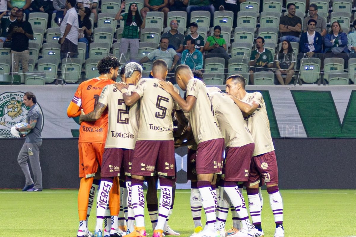 Jogando fora de casa e com um jogador a menos desde o primeiro tempo, a Jacuipense perdeu para o Palmeiras por 3x0, na ida da quinta fase da Copa do Brasil. Foto: Divulga&ccedil;&atilde;o/Jacuipense