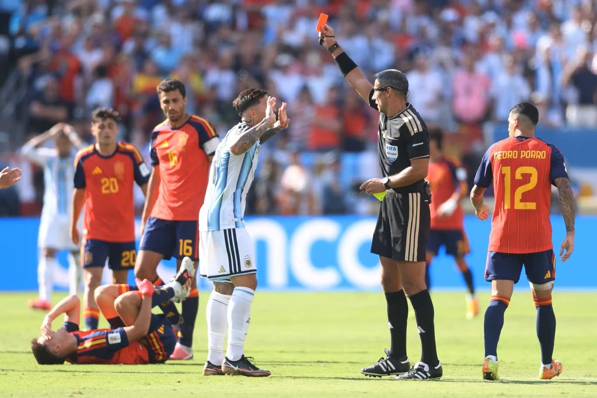 Entre as principais reclama&ccedil;&otilde;es na peti&ccedil;&atilde;o dos torcedores argentinos est&aacute; a expuls&atilde;o do meio-campista Enzo Fern&aacute;ndez. Foto: Reprodu&ccedil;&atilde;o | Fifa.Com
