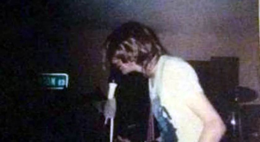Sem se dar conta, jovem posta fotos do 1º show do Nirvana