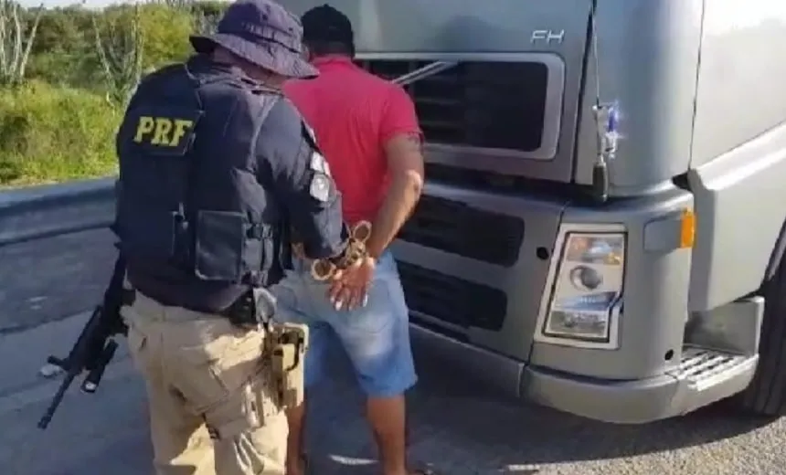 Em abordagem, foragido da justiça apresenta CNH falsa e acaba preso pela PRF na BR 116; assista