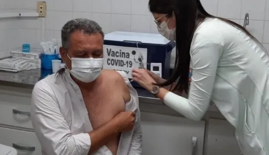 Governador da Bahia recebe segunda dose de vacina contra a Covid-19 em Salvador e comemora: "Performando 100% imunizado"