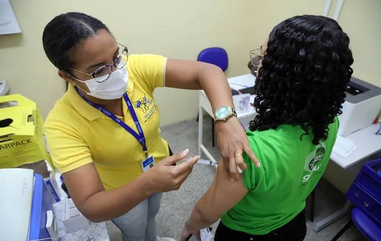 Secretaria de Saúde vai ampliar vacinação contra Covid-19 antes do Carnaval
