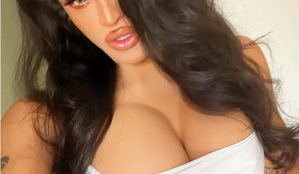 Ao aparecer com seios volumosos, Pabllo Vittar admite ter tomado hormônio feminino: "não é pra mim"