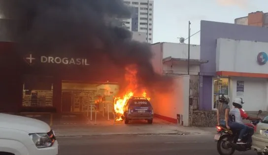 Viatura da Polícia Militar pega fogo em frente à farmácia em Brotas; não há registro de vítimas; veja vídeo