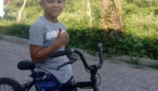 Criança de oito anos morre em Feira de Santana ao ser atropelada por suspeitos em fuga