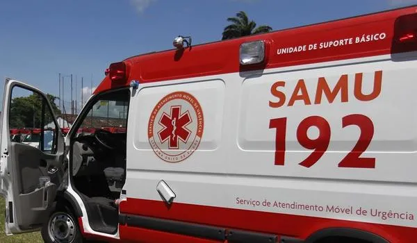 Carro de passeio colide em fundo de ônibus na Avenida Paralela; duas pessoas ficaram presas nas ferragens