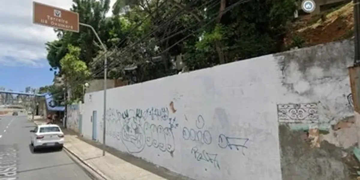Membro Da Bamor Picha Muro De Terreiro Tombado Em Salvador