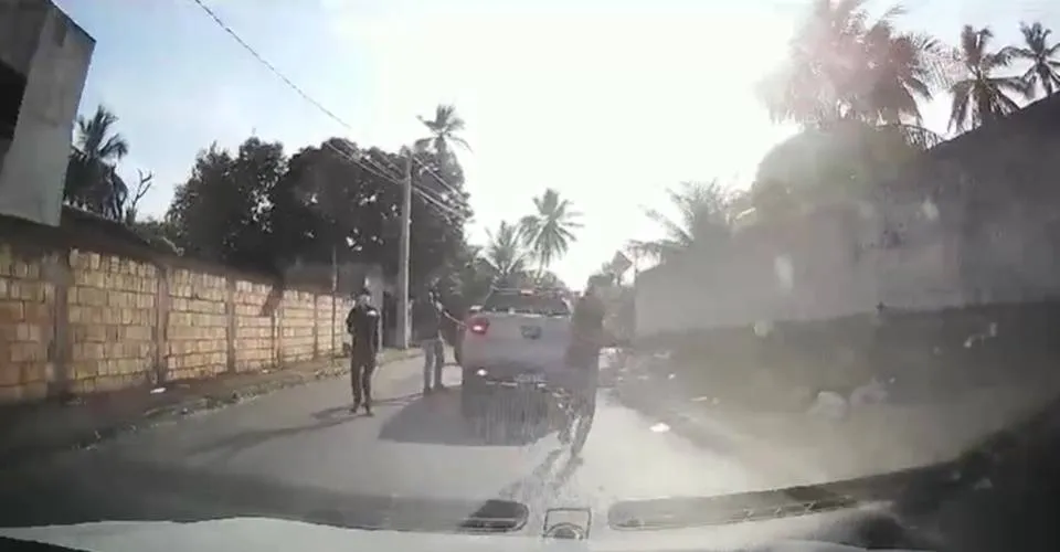 Motorista registra momento em que criminosos assaltam carro na Estrada das Cascalheiras; veja
