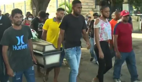 Um mês após encontrar o corpo, família de rifeira da Boca do Rio busca respostas para assassinato; advogado acredita em envolvimento do tráfico
