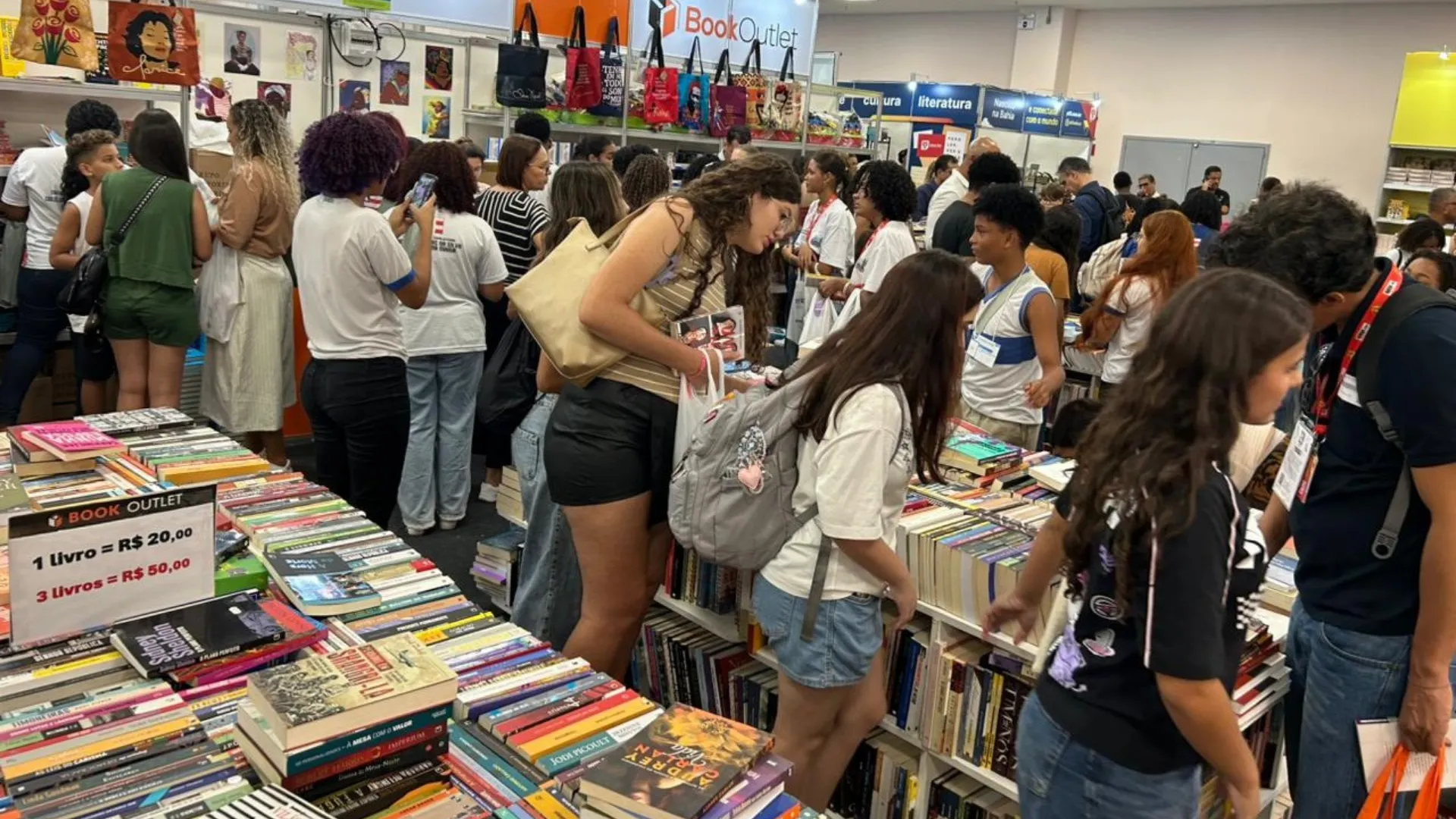 Imagem de livros na Bienal 
