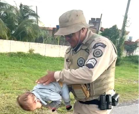 Policial Salva Bebê Engasgado