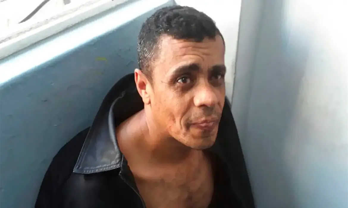 Transferência de homem que deu facada em Bolsonaro para hospital psiquiátrico é suspensa