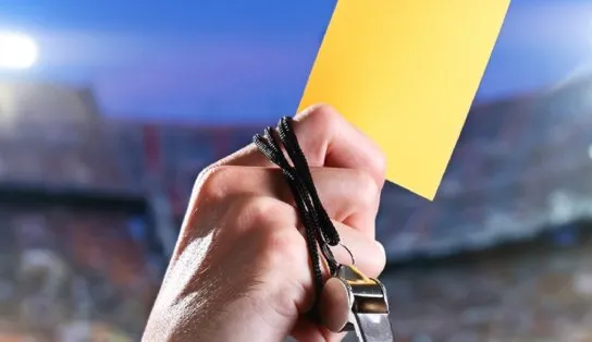 Técnico recebe cartão amarelo após entrar em campo e cometer faltar em atacante rival na Série D do Brasileirão; assista
