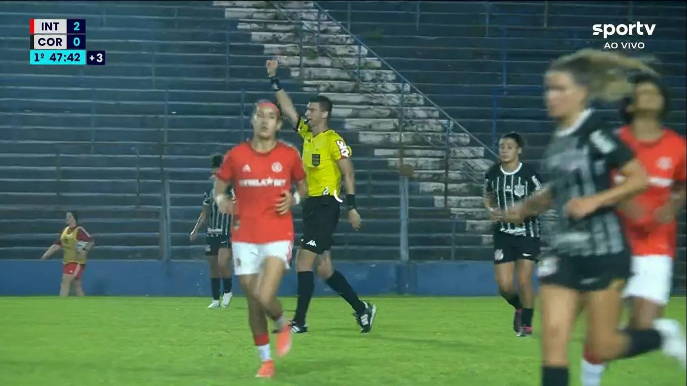 Transmissão de Bahia e Botafogo tem problemas e jogo do futebol feminino "invade" sinal