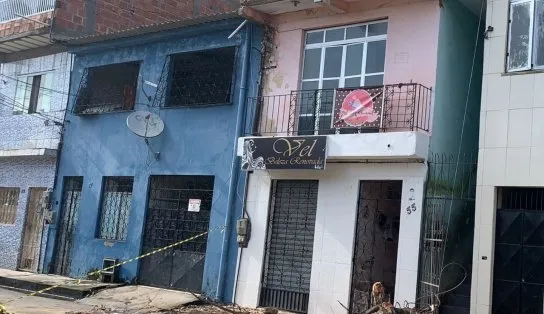 Susto na madrugada: marquise de prédio desaba em cima de moto na Massaranduba, em Salvador