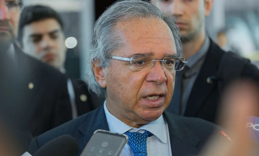 Governo estuda liberar saques em contas ativas do FGTS, diz Guedes
