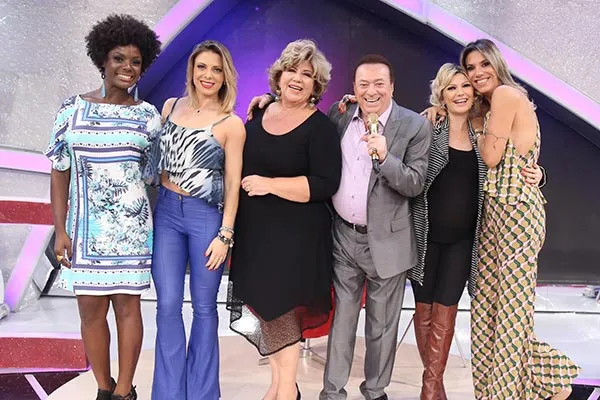?Ser demitida não é bom nunca?, revela Silvia Poppovic no Raul Gil
