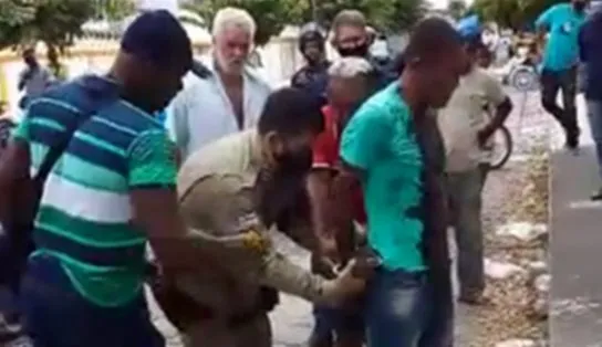 Terror perto do cemitério! Homem esfaqueia ex-mulher, tenta cortar o próprio pescoço e é preso na Bahia; vídeo mostra confusão 