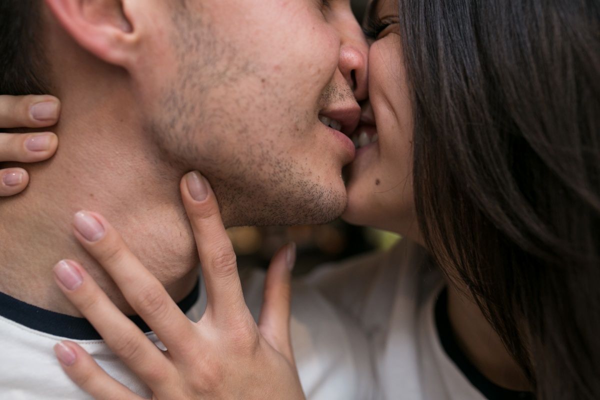 Especialista alerta para cuidados com a sa&uacute;de bucal no Carnaval devido &agrave; combina&ccedil;&atilde;o beijos, &aacute;lcool e imunidade baixa. Foto: Ilustrativa/Freepik