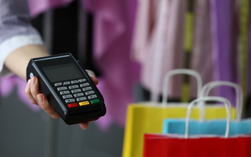 Com a venda antecipada, muitos foli&otilde;es optam por dividir o valor em parcelas que podem se estender at&eacute; 2027, facilitando o planejamento financeiro para quem n&atilde;o quer perder os blocos mais disputados/Foto: Freepik&nbsp;