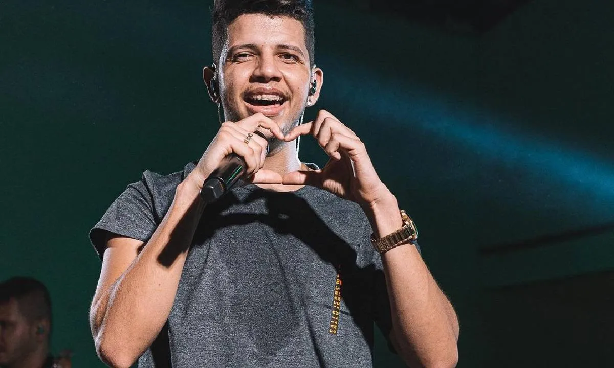 Com muito arrocha, Nadson O Ferinha anima público na madrugada do Galinho