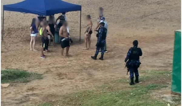 Guarda Municipal realiza operação e  'convida' banhistas a se retirarem das praias em Salvador; assista
