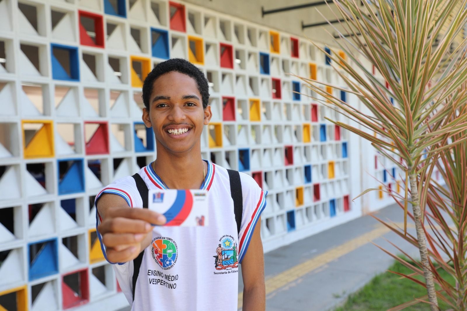 Famílias de alunos beneficiários do Bolsa Presença recebem R$150,00. Foto: Emerson Santos/Ascom SEC