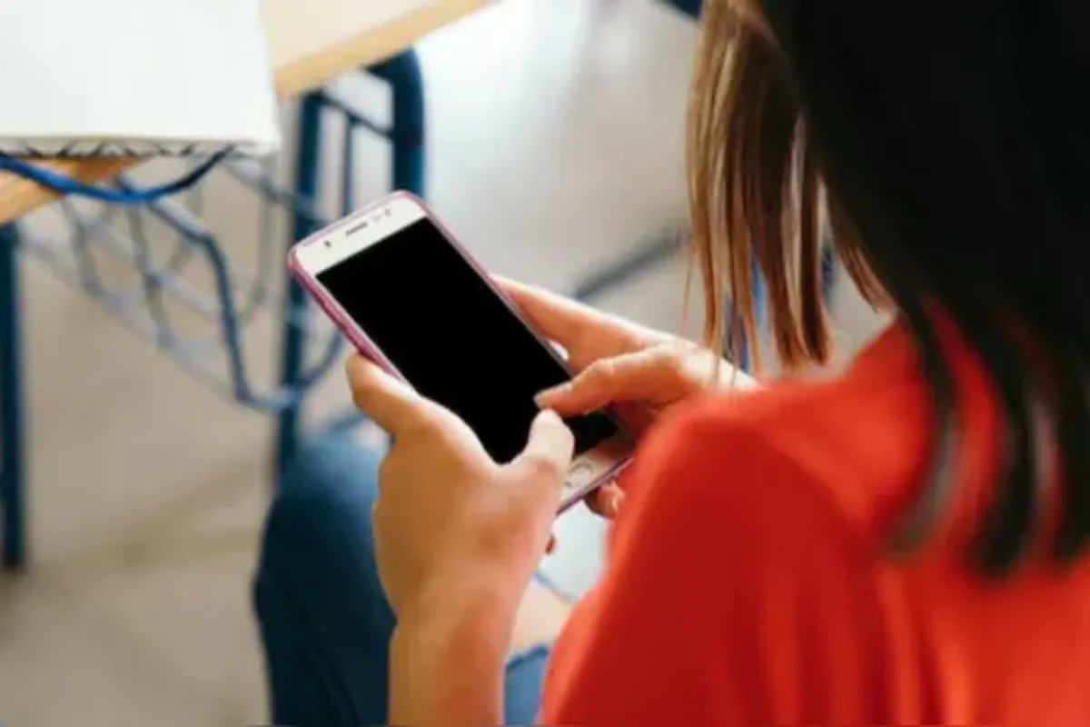 Imagem De Pessoa Pegando No Celular.|  Foto: Lustração 