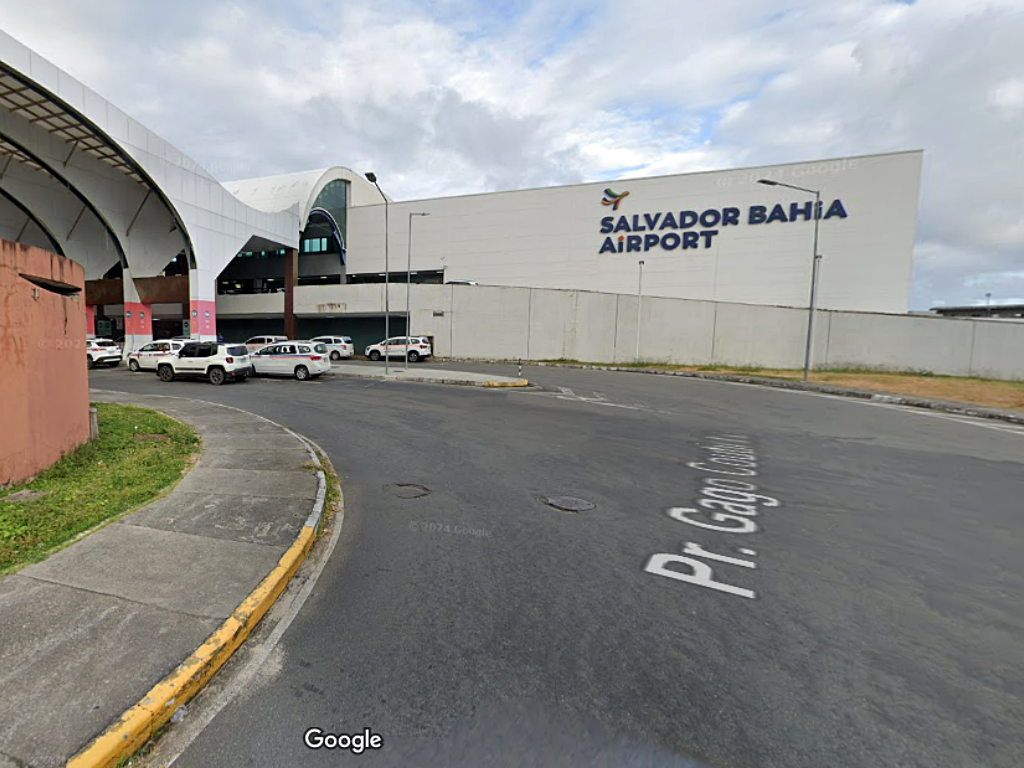 De acordo com a adminstração do aeroporto de Salvador, o avião com pneu furado foi removido da pista. Foto: Google Street View