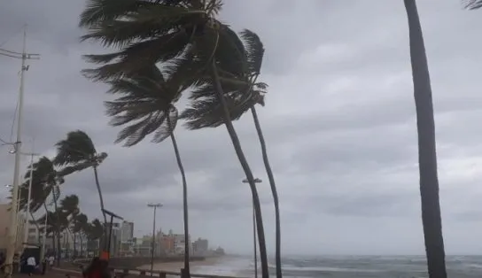 Com chegada de frente fria, tempo amanhece chuvoso em Salvador nesta quinta