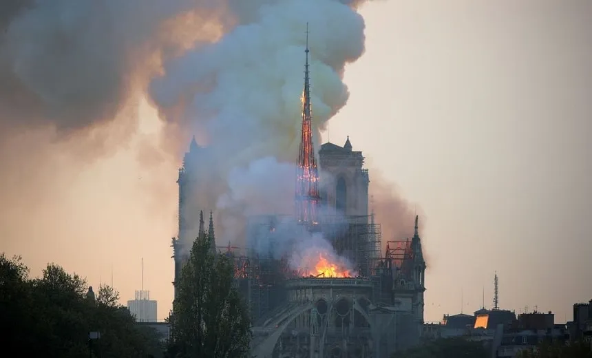 França aprova lei para reconstruir Catedral de Notre-Dame; medida pode permitir construção de nova torre