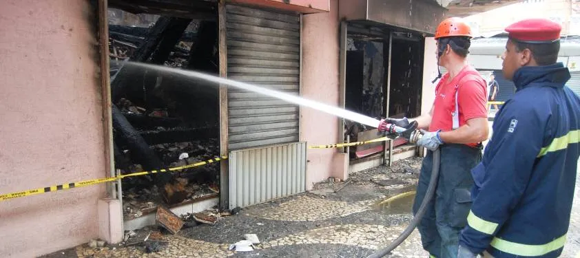 MADRUGADA QUENTE: Incêndio destrói loja e pastelaria no Comércio; Veja Galeria