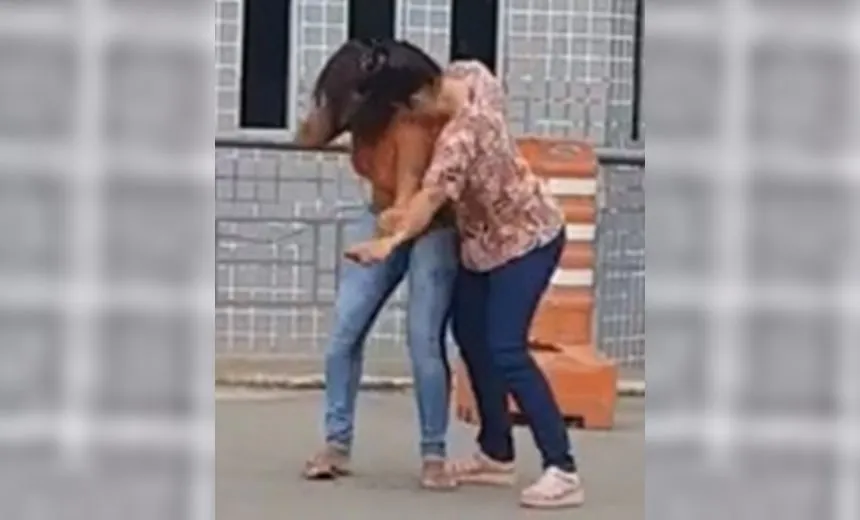 Lamentável! Duas mulheres brigam na frente do Complexo Penitenciário de Salvador; assista