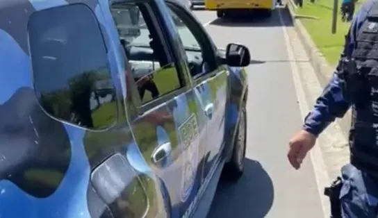 Terror no ônibus: "passageiro fantasma" reage a assalto e deixa bandido baleado na Avenida Paralela; "surpresa", diz motorista 