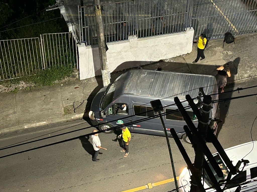 O motorista da van de transporte de passageiros perdeu o controle do veículo e bateu em um poste. Foto: Leitor/Aratu On