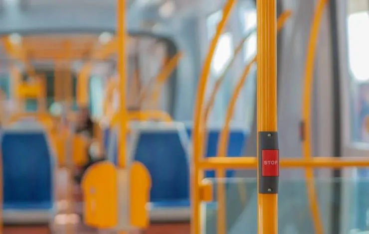 Menina de 12 anos morre após colocar cabeça para fora de ônibus e bater em poste na Bahia
