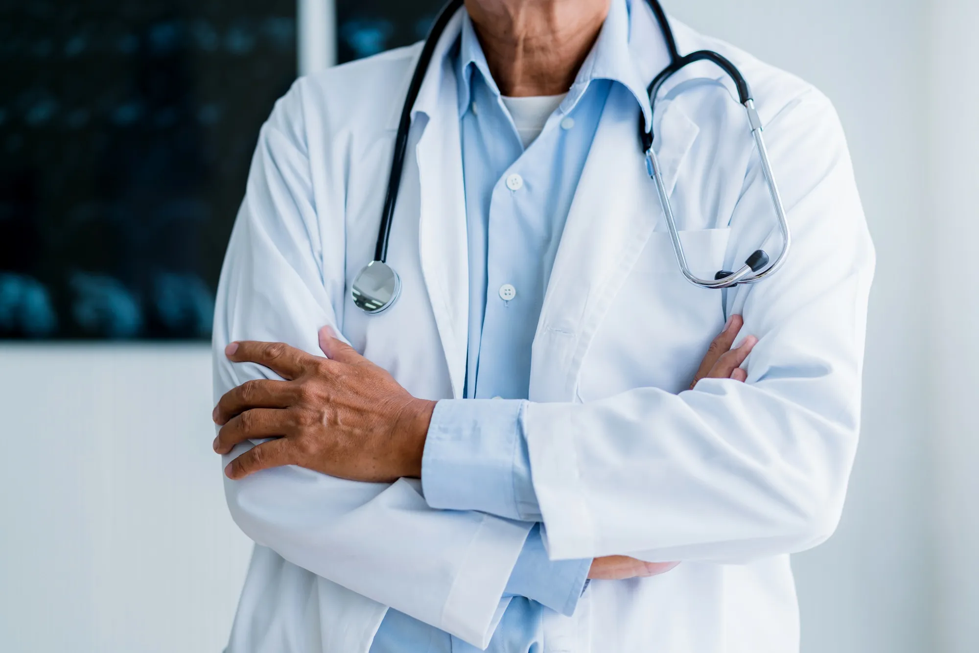 Senado aprova projeto que eleva piso de médicos e dentistas; veja valores