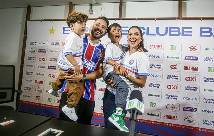 Filho de Everton Ribeiro rouba a cena ao cantar hino do Flamengo durante apresentação do pai no Bahia